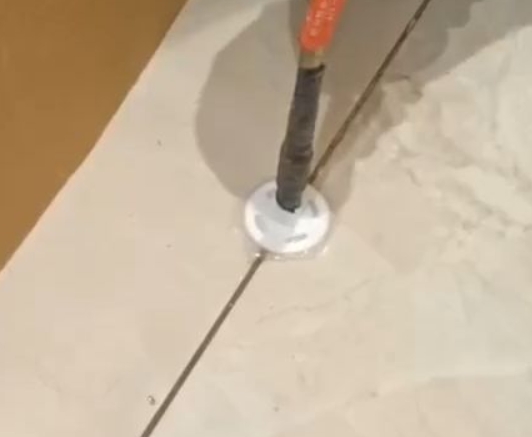 沙县瓷砖空鼓维修公司专业解答瓷砖在铺贴过程中，如果没有涂抹均匀到位的粘结材料（如水泥砂浆或瓷砖胶），可能会导致以下问题
